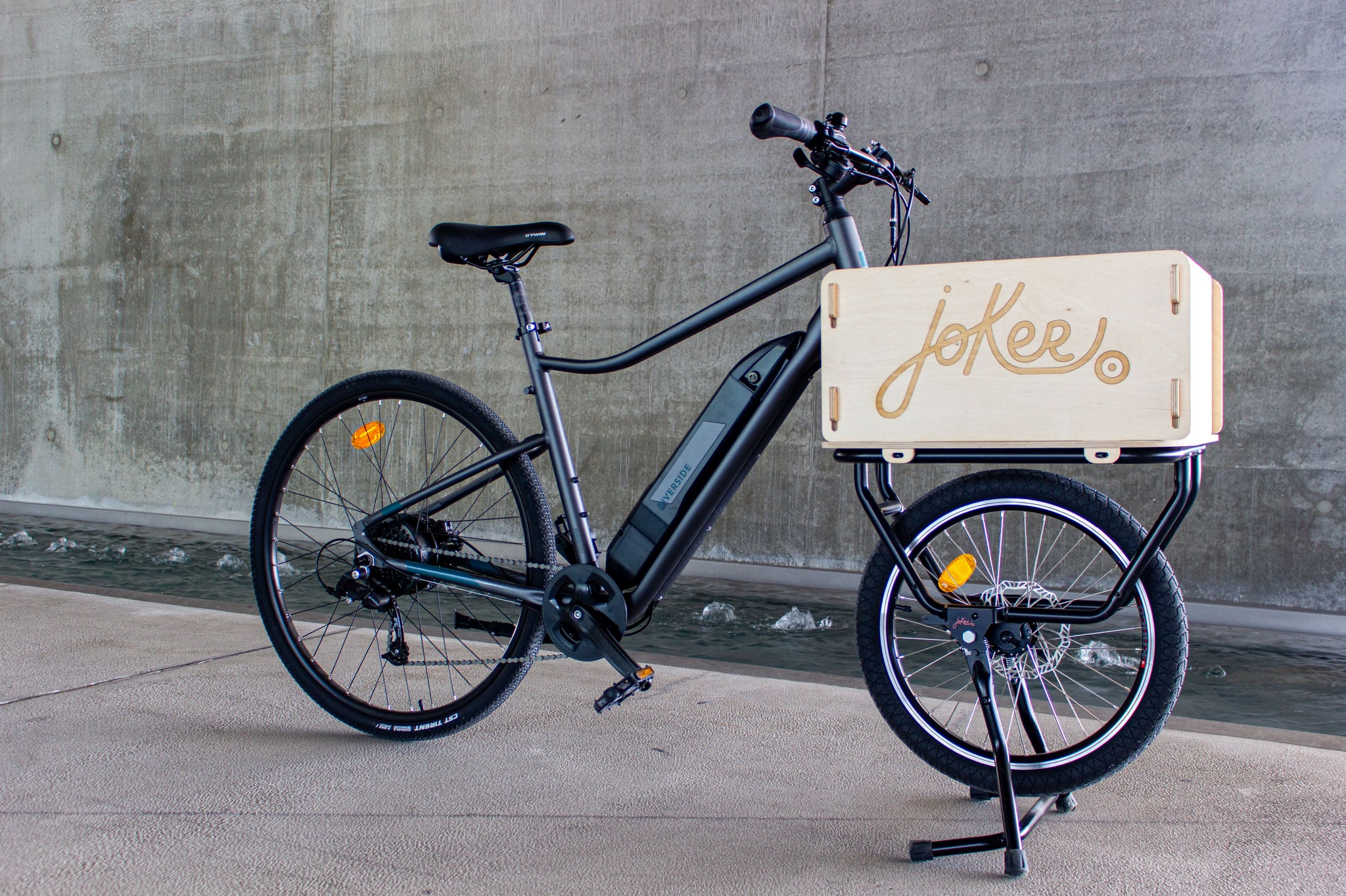 Vélo cargo Decathlon Riverside avec boite en bois